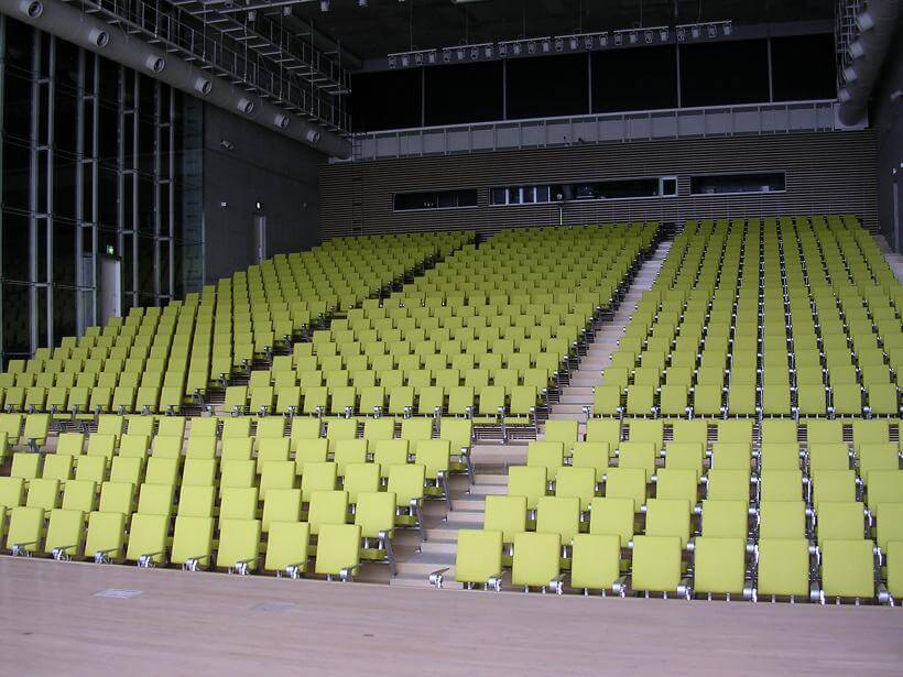 舞台から客席（照明なし）の画像