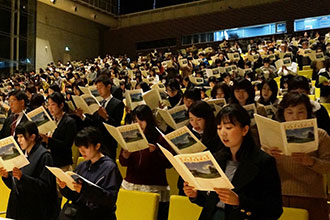 大学歌完成披露式典の様子の画像