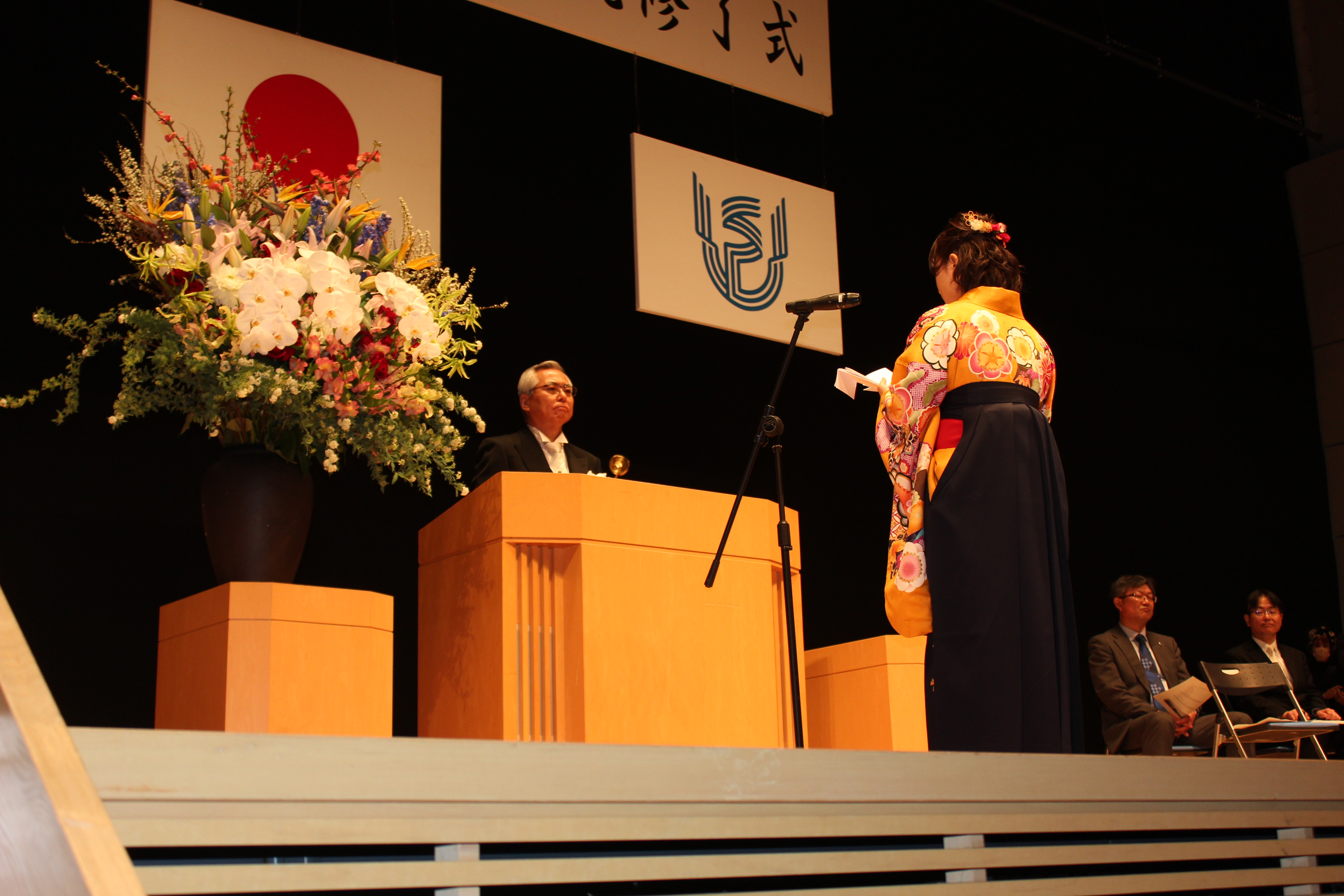 卒業式写真 学長